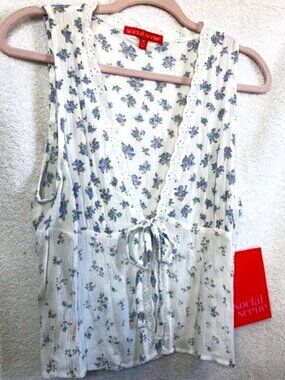 Social Scene blue floral print top with a tie front NWT Size M